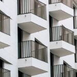 Apartemen minimalis semakin populer di tengah tren hunian modern yang mengedepankan efisiensi dan fungsionalitas. Bagi pemilik apartemen mungil, kreativitas dalam menata ruang menjadi kunci untuk menciptakan hunian yang nyaman dan estetis.